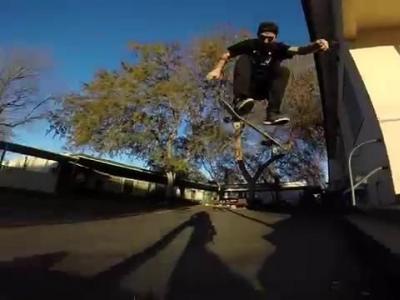 Mike Mo、Garrett Hill与朋友们滑板庆祝圣诞节