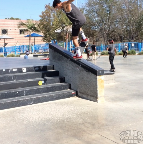 nyjah huston 在室外的the berries 滑板场 随意的动作。