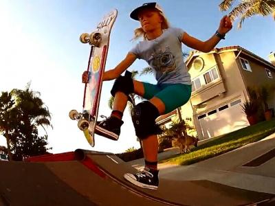 【小鬼当家】8岁金发小美女Bryce Ava，滑板冲浪两不误