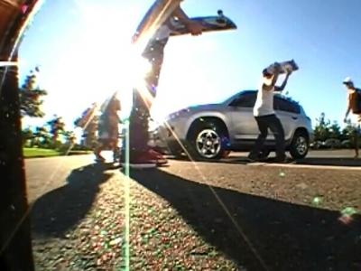 路见不平，举板相助！滑手拯救困在车中的小孩