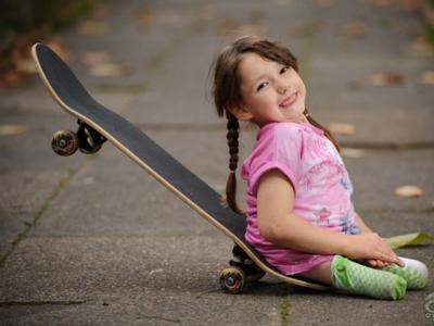 七岁截肢女孩玩转滑板