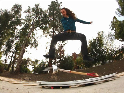 大叔不怪-异能滑手Richie Jackson主演美国迷幻乐队Moon Duo单曲MV