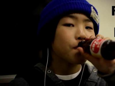 【小鬼当家】日本12岁小正太Ryo Motohashi街头Chilling片段