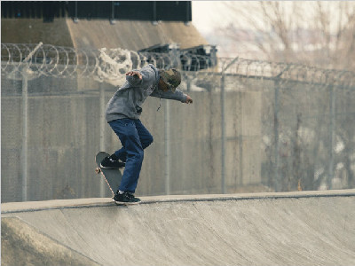 红牛的 “Daily Grind”最新一期--5BORONYC滑手滑板tour