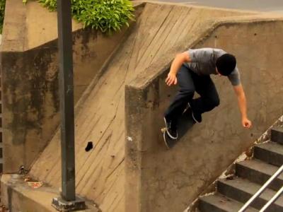 开着黄色面包车去旅行的 Mike Anderson