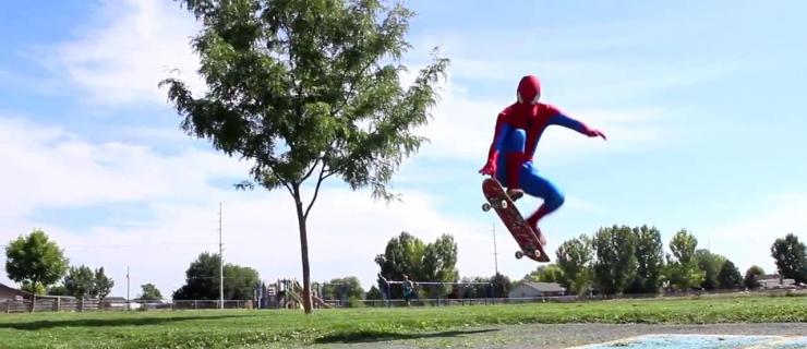 趣味滑板视频：人民英雄蜘蛛侠爱滑板