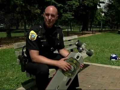 与青少年建立良好警民关系，威斯康星州警察脚踩滑板巡逻