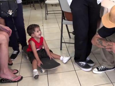 滑板正能量：职业滑手帮助2名失聪孩童恢复听力