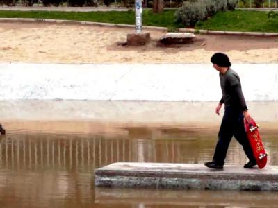 雨水泛滥，「孤岛」上的自由式滑板