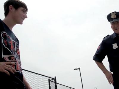 这个警察有点帅，走进板场刷碗池