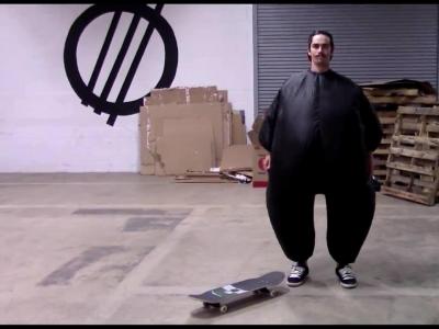 穿着充气大肥装玩滑板