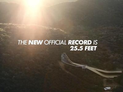 传奇滑手Danny Way 成功刷新天际高度，抛飞7.7米！