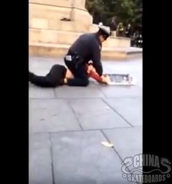 纽约警察爆摔亚裔滑手，对其喷胡椒喷雾并铐手铐！