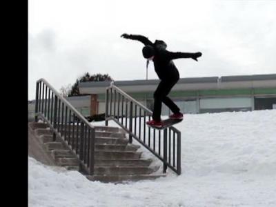 大雪纷飞不要紧，无桥无轮依然在雪地滑得潇洒！