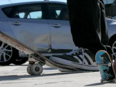 趣味滑板视频：滑手 VS 手指板, 哪个更胜一筹？