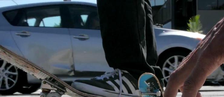 趣味滑板视频：滑手 VS 手指板, 哪个更胜一筹？