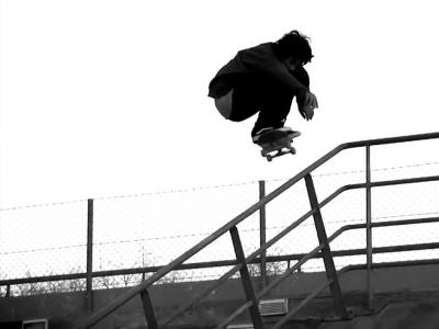 奥地利红牛：黑白画风，滑在古希腊雅典