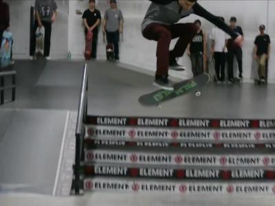 滑在加拿大Kadence 的Spin 滑板场