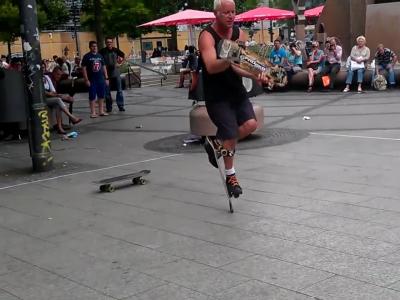 活到老滑到老，五十岁爷爷柏林街头滑板表演