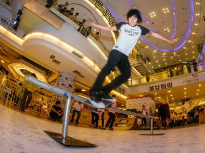 Vans SKATE FRY-DAYS联合HERO滑板店和蓝色极限，滑翻广州地王广场