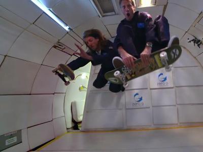 脱离地心引力，传奇滑手Tony Hawk&跳楼机Jaws 零重力玩滑板！