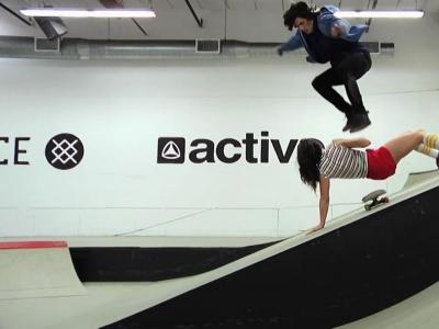 男女搭配，滑板不累！William Spencer与性感轮滑女郎板场炫技