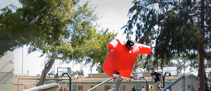 网红摄影师Luis Moravids肥胖充气装玩滑板