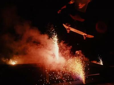 烟火与滑板的结合，在火花四射的烟火上做动作！