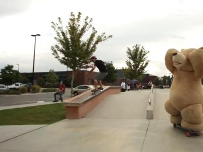 为世人带去快乐的抱抱熊，在板场中找到了属于自己的快乐