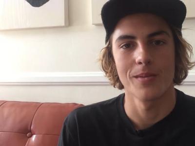 英俊小生Curren Caples与大家一起分享他的手机相册