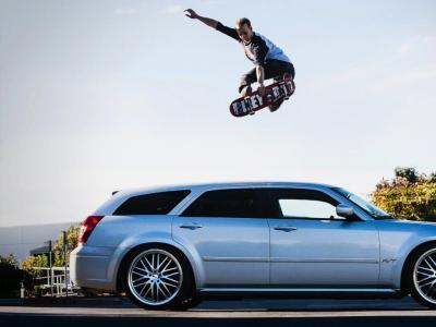 座驾与滑板第一集：Alec Beck 飞跃自己心爱的Dodge Magnum RT