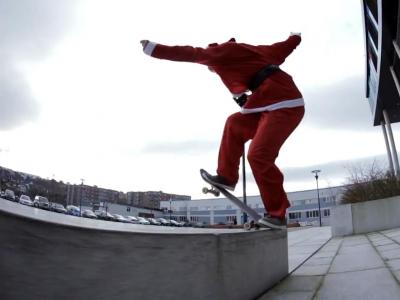 圣诞节快乐！Roar Kolnes化身圣诞老人，不骑驯鹿玩街式滑板！