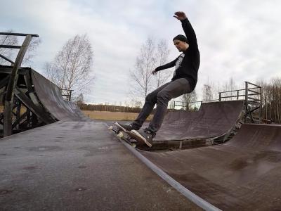 冬天也疯狂，在结了冰的Mini Ramp上玩滑板