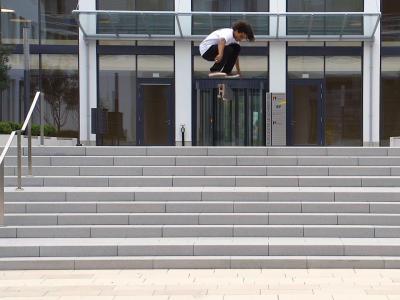 爆炸头飞人Chris Pfanner-轻松飘逸滑板的一天