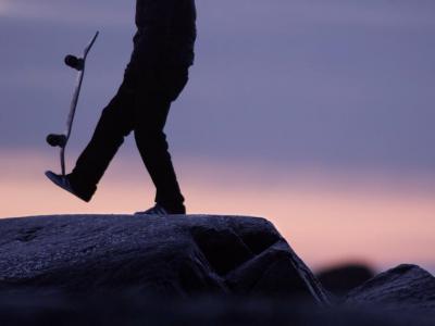 超唯美滑板影片：滑在寒冷的挪威海岸-「冰沙奇缘」