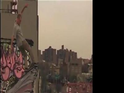 恐高者慎入：纽约屋顶的野生滑板场,玩的就是刺激！