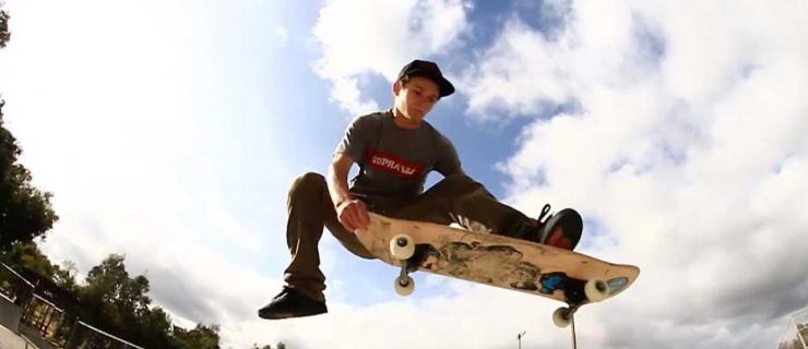 Daymien Hertenstein：在荒废的小镇中心DIY滑板