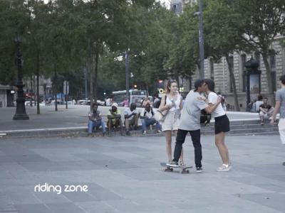 一个动作换一个吻，法国小伙Rhinah Rindra赚爆了！