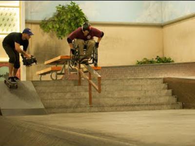 轮椅滑手Robert Thompkins：不能站立照样滑板！