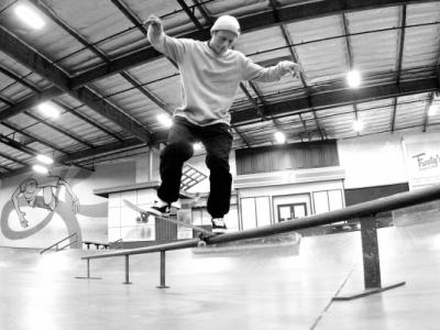 Carlos Ribeiro妥妥地用反脚Bs180 fakie nosegrind 征服一整条杆