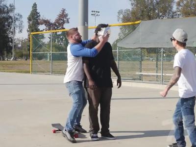 路边的野花不要摘，路边的滑板也不要乱踩哦！