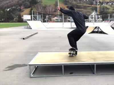 Jony Giger冬天呲台不用蜡，全靠冰霜来润滑！#再冷也要滑板#