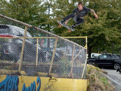 Emerica 最新27分钟滑板大片：「加拿大夏天的湿与热」